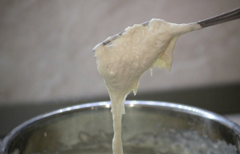 1. Этап. Тарт фламбе: Тесто замесите на кефире, подсыпая муку и добавив гашенную уксусом соду. Добавьте соль. По консистенции тесто получается, как жирная густая сметана или как тесто на оладьи. Тут уже сами смотрите, на что вам удобнее ориентироваться.