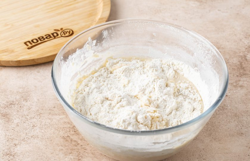 1. Этап. Панкейки с бананом и шоколадом: Просейте получившуюся смесь в миску с жидкими ингредиентами.