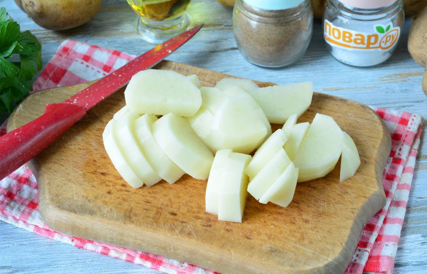 1. Этап. Рагу из желудочков с баклажанами: Картофель почистите и нарежьте средними ломтиками.