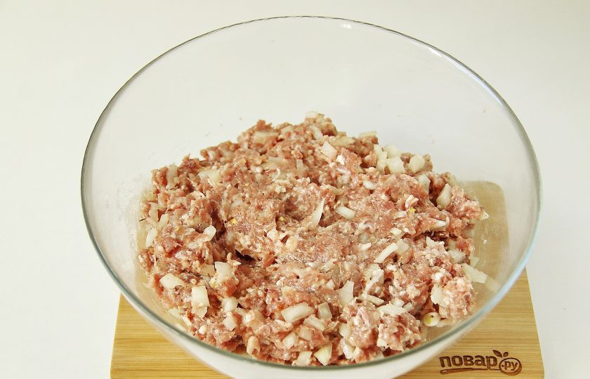 1. Этап. Буузы (классический рецепт): Добавьте соль, перец или любые другие специи, влейте примерно 50 мл. холодной воды для сочности и все тщательно перемешайте до однородности.