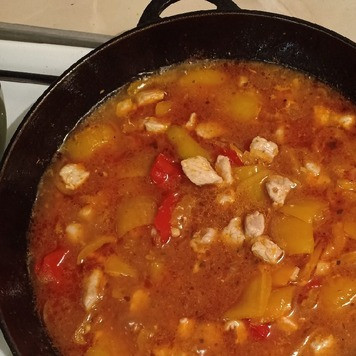 1. Этап. Гуляш с болгарским перцем: Затем влить столько воды, чтобы она вровень покрывала обжарку, все перемешать, накрыть крышкой и тушить 10-15мин.