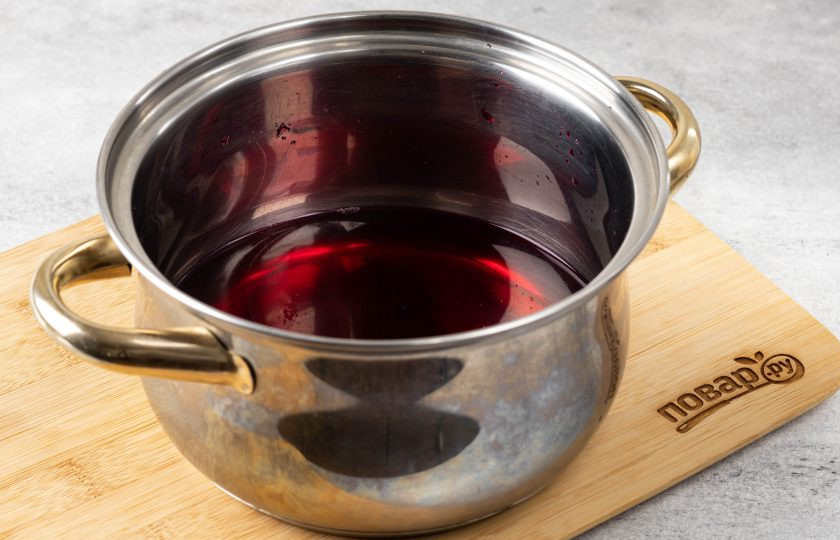 1. Этап. Огурцы маринованные со свеклой на зиму: Слейте воду из банки в кастрюлю. Добавьте сахар и соль, доведите до кипения. В конце влейте уксус и снимите с плиты.