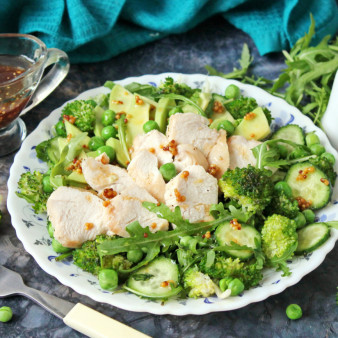 Зеленый салат с курицей