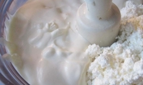 1. Этап. Лаваш с творогом и чесноком: 1. Перемешиваем творог со сметаной. Нужно, чтоб получилась однородная масса.