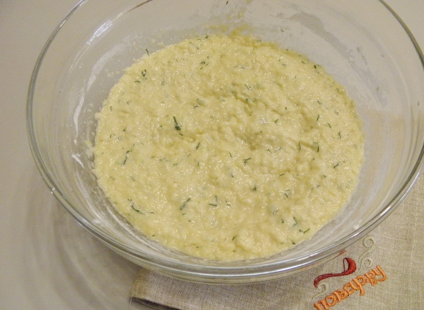 1. Этап. Картофельные оладьи: Масса готова к жарке оладий. Разогрейте сковороду, налейте в неё немного масла рафинированного.