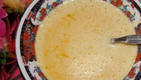 1. Этап. Бисквит с горьким шоколадом: 4. Добавляем к яйцам и сахару муку.