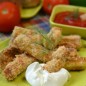 Запеченный цуккини с сыром Цуккини помыть, обсушить и нарезать на кусочки Выкладываем цуккини в целлофановый пакет, добавляем туда муку. Пакет завязать и аккуратно, взяв за углы, потрясти, чтобы кусочки цуккини обвалялись в муке. В отдельной миске яйца взбить с солью и перцем. Обмакнуть каждый кусочек цуккини в яйцо. Смешать панировочные сухари и тертый сыр. Обвалять кусочки цуккини в смеси. Подготовленные кусочки цуккини выкладываем на противень, который простелили пекарской бумагой или тефлоновым листом. Выпекать в разогретой духовке при 200гр 20-25 минут до румяности. Подавать горячими.