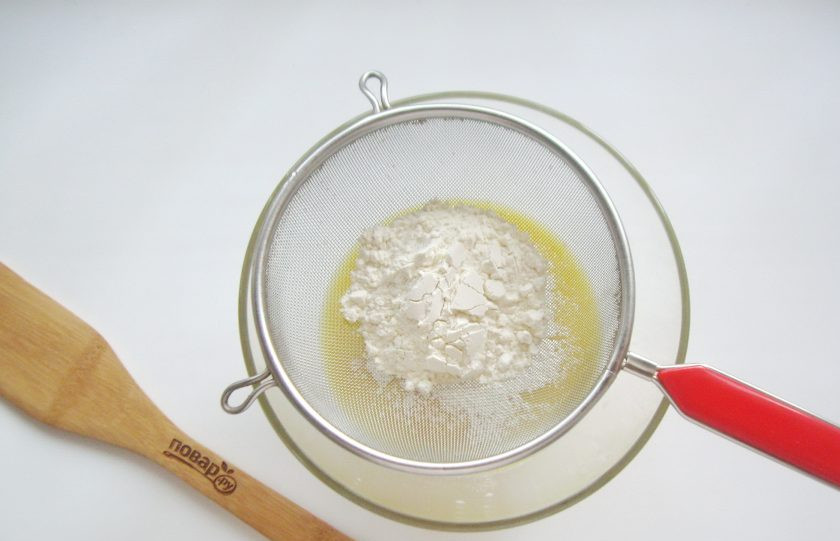 1. Этап. Булочки с мармеладом: Всыпьте просеянную муку.