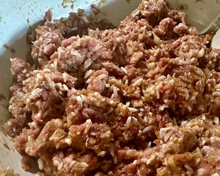 1. Этап. Тефтели ёжики в помидорах: И всё очень хорошо перемешал. Если есть бульон, то стоит граммов тридцать в фарш добавить. А нету, так и вода сойдёт. Вымешивать надо тщательно.