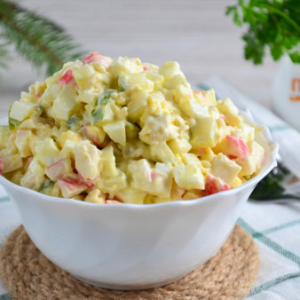 Салат с крабовыми палочками и лапшой быстрого приготовления