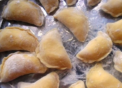 1. Этап. Творожное тесто для вареников на пару: 6. Готовые вареники выкладывайте на присыпанную мукой поверхность на расстоянии друг от друга.