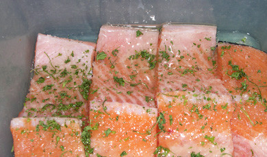 1. Этап. Лосось на сковороде: 2. Теперь солим, перчим, засыпаем приправами. Заливаем растительным маслом сверху, и пусть маринуется. Чем дольше - тем лучше.