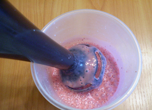 1. Этап. Клубничный коктейль в блендере: 5. С помощью блендера превратите массу в однородный коктейль.