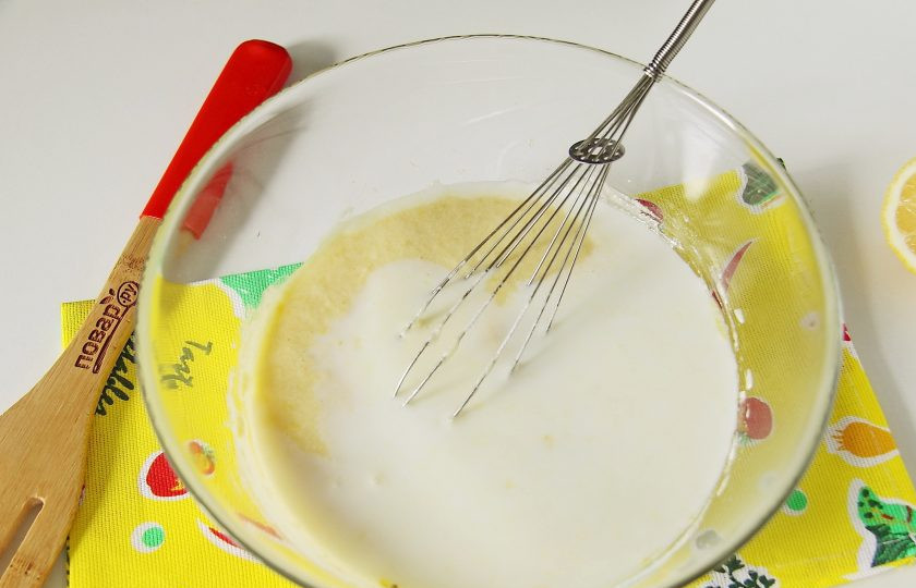 1. Этап. Лимонный пирог от Юлии Высоцкой: Взбейте все еще раз и влейте молоко.
