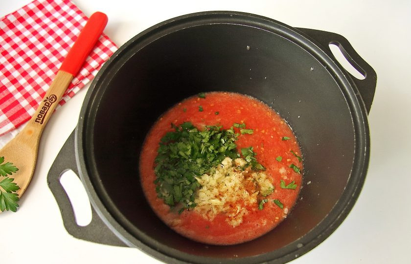 1. Этап. Салат Бакат: Помидоры вымойте и пропустите через мясорубку. Перелейте томатный сок в глубокую посуду с толстым дном. Добавьте соль, сахар, масло, молотый перец, пропущенный через пресс чеснок и рубленую зелень.