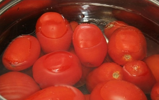 1. Этап. Томатный крем-суп со сливками: 1. Для этого супа нам нужно правильно подготовить помидоры. Их нужно опустить сначала в кипяток, а затем в холодную воду. После этого с них нужно снять кожуру.