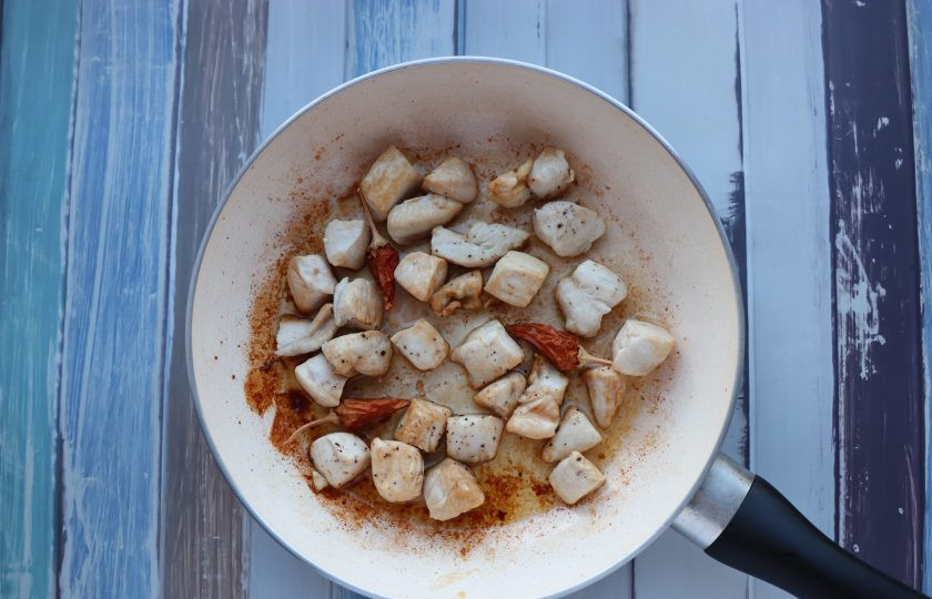 1. Этап. Кимбап: Куриное филе обжарьте с добавлением перца чили и соевого соуса. Если вы любите поострее, добавляйте перец не целиком, а мелко нарезав.