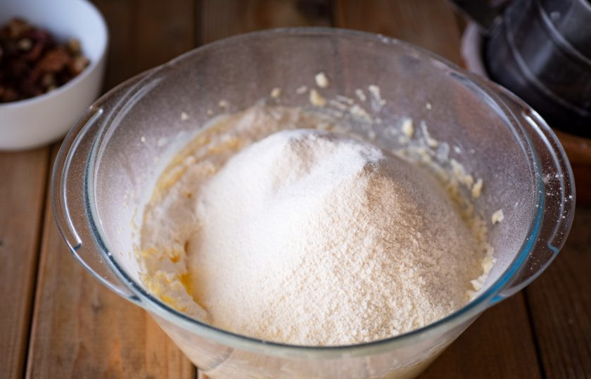 1. Этап. Торт Муравейник с медом: Просейте все муку с разрыхлителем, добавьте соль.