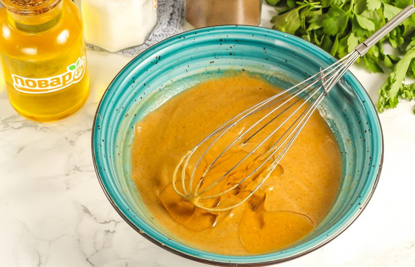 1. Этап. Ядрёная горчица: Доведите горчицу до нужной густоты с помощью кипятка, затем влейте уксус и растительное масло. Помните, что при созревании горчица еще немного загустеет. Вмешивайте все аккуратно, чтобы не обжечь слизистые.