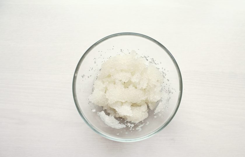 1. Этап. Суфле из манго: Желатин залейте водой, перемешайте и оставьте на 40-50 минут для набухания. Или действуйте согласно инструкции к желатину.