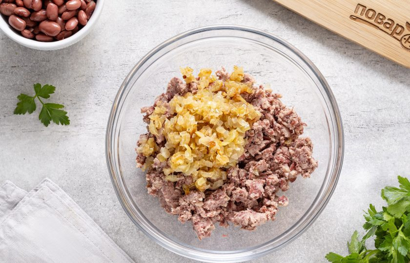 1. Этап. Вареники с фасолью: Слейте жидкость от консервированной фасоли, промойте ее, откиньте на сито. Для начинки измельчите фасоль блендером. Добавьте жареный лук, соль, черный молотый перец и кориандр по вкусу.