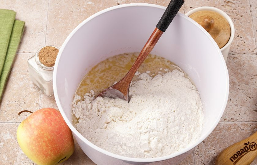 1. Этап. Пирог на дрожжах с яблоками: Добавьте соль и частями введите муку.