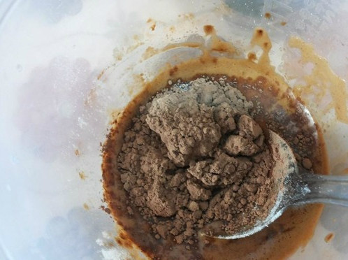 1. Этап. Крем Пражский: В небольшой мисочке разводим какао-порошок с ложкой коньяка. Какао можно положить больше или меньше, зависит от ваших предпочтений. Его также можно заменить шоколадом, растопив тот в горячем заварном креме. Коньяк хорошо подчеркнет вкус крема. Можно влить и 2 ложки по желанию.