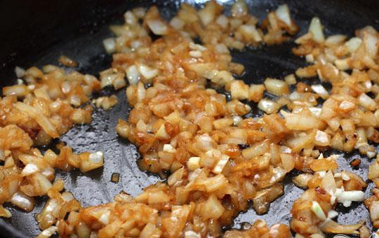 1. Этап. Баранина с кус-кусом: 4. Готовое мясо выкладываем на тарелку, мелко режем лук и обжариваем его на сковороде. Обжариваем, пока лук не станет мягким.