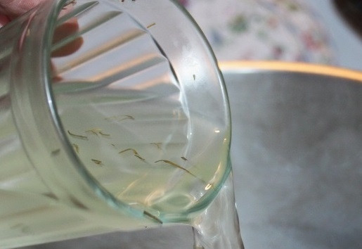 1. Этап. Солянка с креветками: 13. За это время процедите бульон (овощи и рыба из него нам не понадобятся). Снова отправьте кастрюлю на огонь и влейте огуречный рассол.