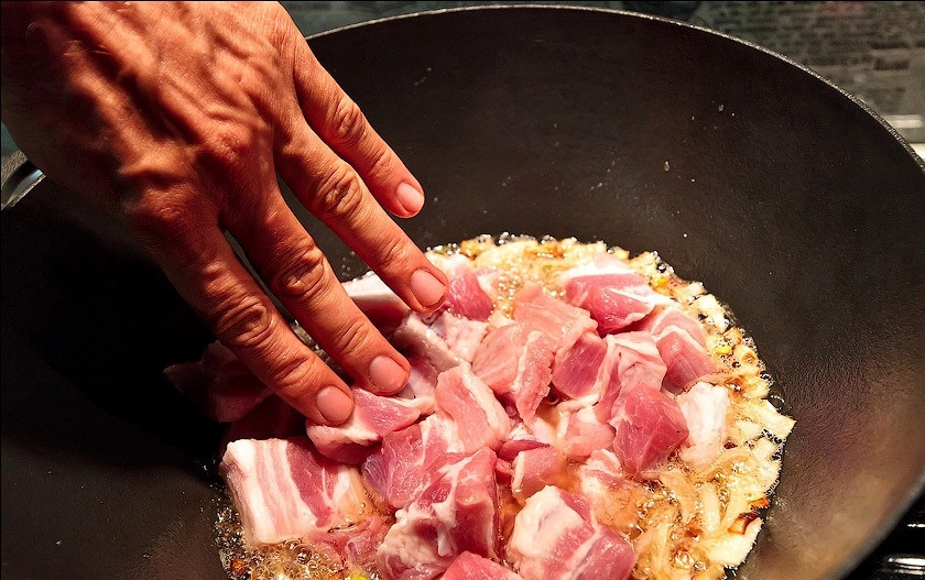 1. Этап. Ферганский плов: 5. Через несколько минут можно закладывать мясо. Его необходимо помыть, просушить и нарезать порционными кусочками (лучше сделать это заранее).