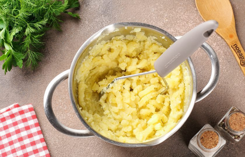 1. Этап. Картофельные пирожки с грибами: С готового картофеля слейте воду и разомните до состояния пюре.