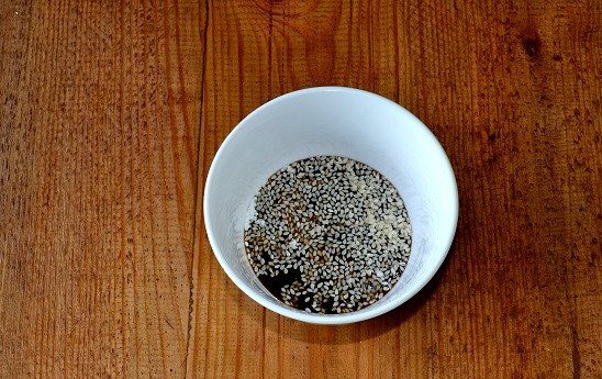 1. Этап. Курица по-китайски с баклажанами: Влейте соевый соус и Унаги, перемешайте.