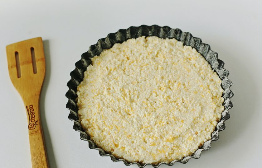 1. Этап. Манник с тыквой и творогом: Выпекайте пирог в духовке при температуре 180 градусов около 40 минут.