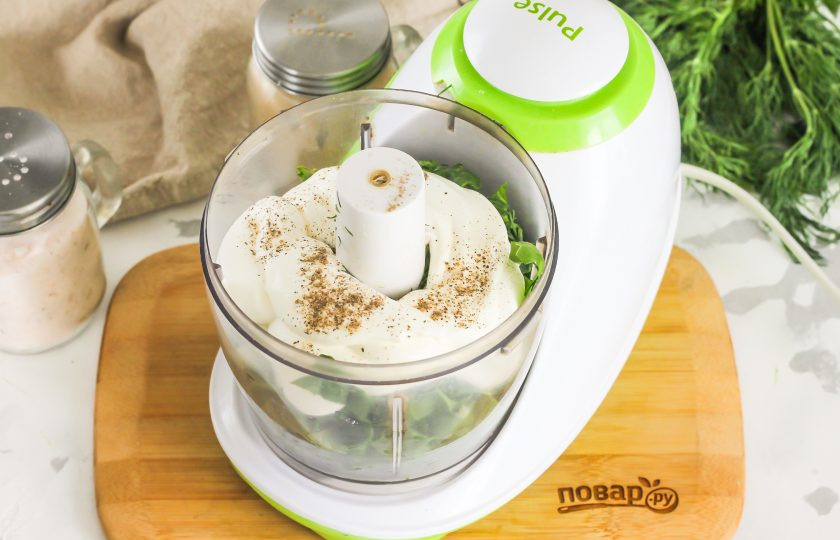 1. Этап. Соус к жареным пельменям: Выложите в емкость сметану любой жирности, посолите и поперчите.