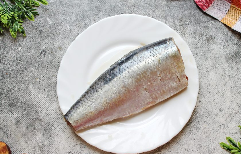 1. Этап. Сельдь специального посола: Если на рыбе есть чешуя, почистите, отстригите плавники. Отрежьте голову, хвост и удалите внутренности, черную пленку. Рыбу вымойте и обсушите бумажным полотенцем.