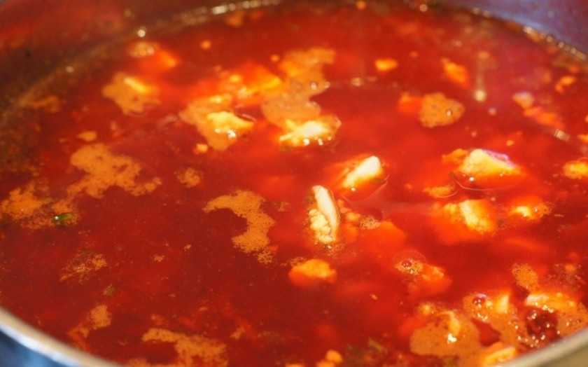 1. Этап. Свекольник горячий с мясом: 5. Чем дольше варить свекольник, тем больше он будет похож на борщ. Холодный свекольник не меняет своего цвета и остается насыщенным, а в данном случае цвет станет более красным, поскольку цвет свеклы 