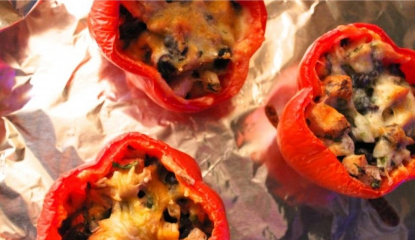 1. Этап. Курица в перце: 6. Запекать перцы следует в течении 45-60 минут. Подавать лучше горячими. Приятного аппетита!