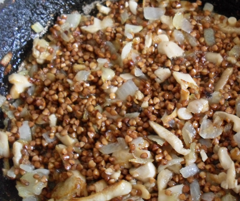 1. Этап. Гречка по-монастырски: Нарезаем грибочки. Отправляем их обжариваться к луку. Досыпаем размоченную гречневую крупу и обжариваем вместе с луком и грибами. Доливаем воды и тушим до готовности.