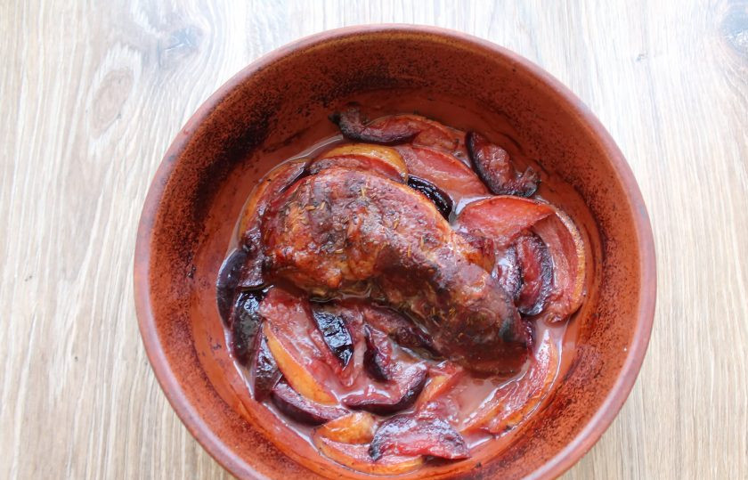 1. Этап. Мясо запеченное с фруктами: Достаньте форму, снимите фольгу и переверните мясо. Верните его в духовку и запекайте еще в течение 20 минут. Извлеките мясо из духовки, порежьте и подавайте с запеченными фруктами.