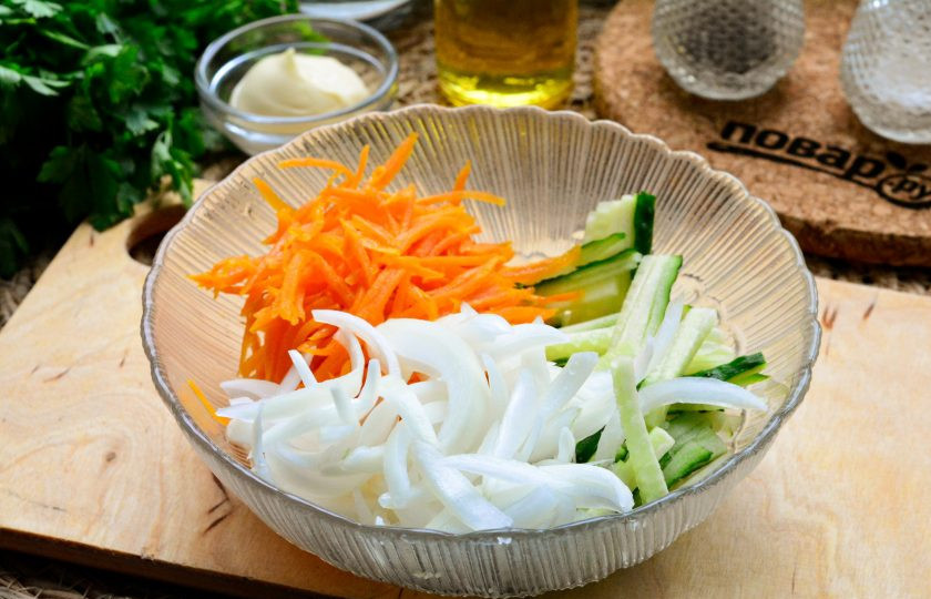 1. Этап. Салат Обалденный с куриным филе: В глубокий салатник выложите огурцы, маринованный лук и жареную морковь.