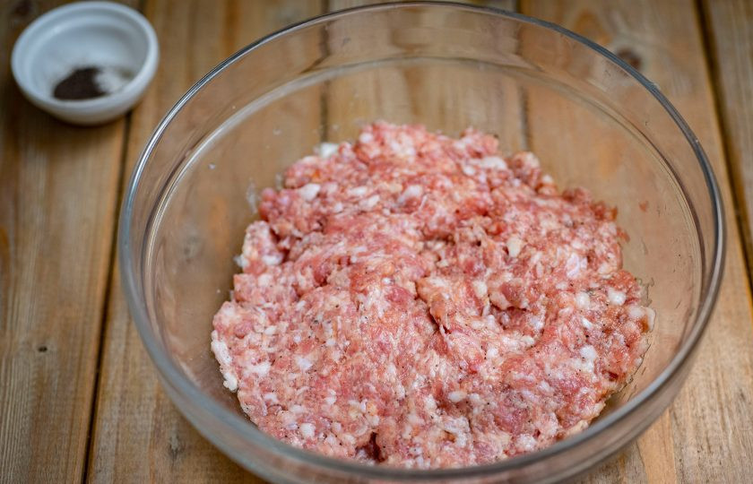 1. Этап. Зелёные пельмени со шпинатом: Все эти ингредиенты перемешайте ложкой до получения однородной массы — начинка для пельменей готова.