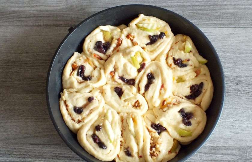 1. Этап. Дрожжевой пирог с яблоками и изюмом: По истечении времени смажьте пирог яичным белком. Поставьте в разогретую до 180 градусов духовку на 40-45 минут. Учитывайте особенности своей духовки.