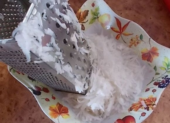 1. Этап. Салат из редьки и моркови: Натираем редьку на средней или крупной терке.