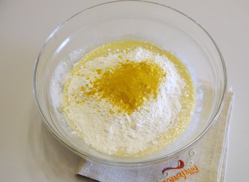 1. Этап. Пасхальный кулич: Введите частями муку, куркуму и ванильный сахар.