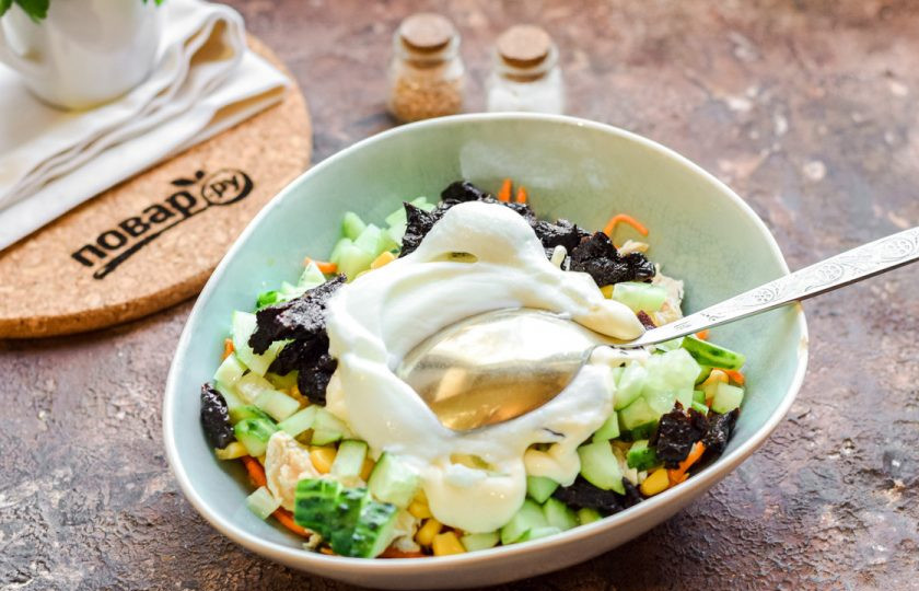 1. Этап. Салат новогодний Фурор: Заправьте салат майонезом, перемешайте и подавайте к столу.