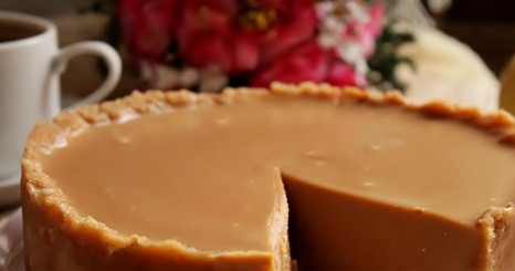 1. Этап. Чизкейк без выпечки со сгущенкой: Вот такая аппетитная вкуснятина получится у вас с утра. Приятного чаепития!