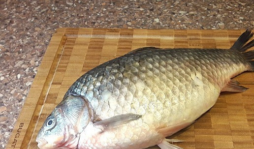 1. Этап. Запеченный карась: Рыбку ополоснуть.