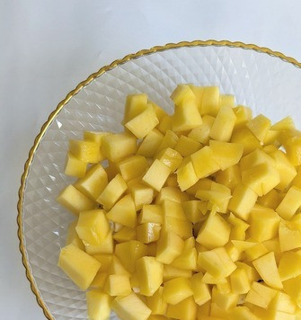 1. Этап. Салат с моцареллой, манго и руколой: Манго почистить, удалить косточку и нарезать кубиками, я взяла половину манго, мне показалось достаточно. Выложить поверх моцареллы.