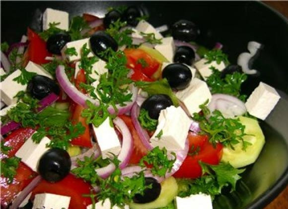 1. Этап. Простой греческий салат: Соединить все ингредиенты в салатнике. добавить соль, перец и орегано. Полить лимонным соком и маслом, перемешать и подать на стол!