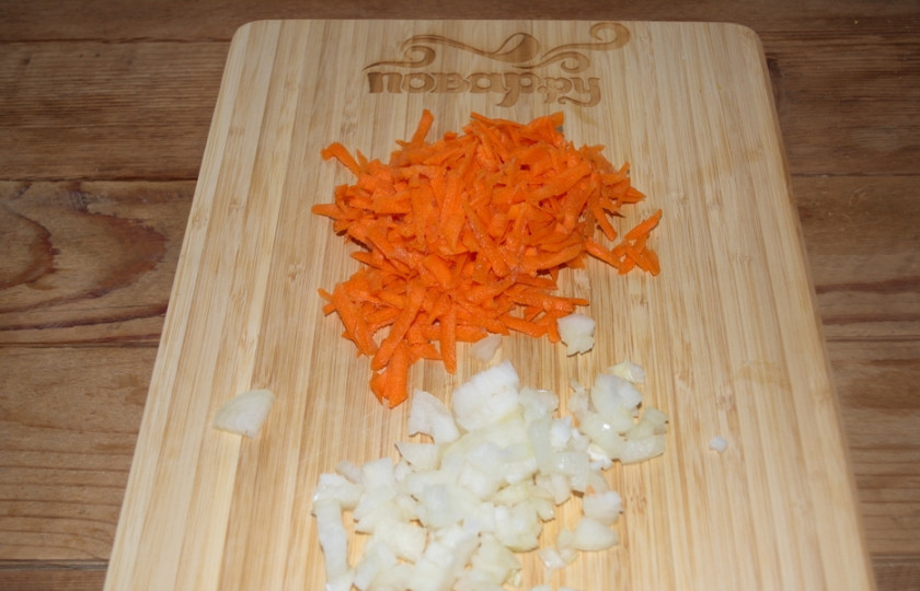 1. Этап. Рагу из баклажанов и помидоров: Морковь и лук измельчить.